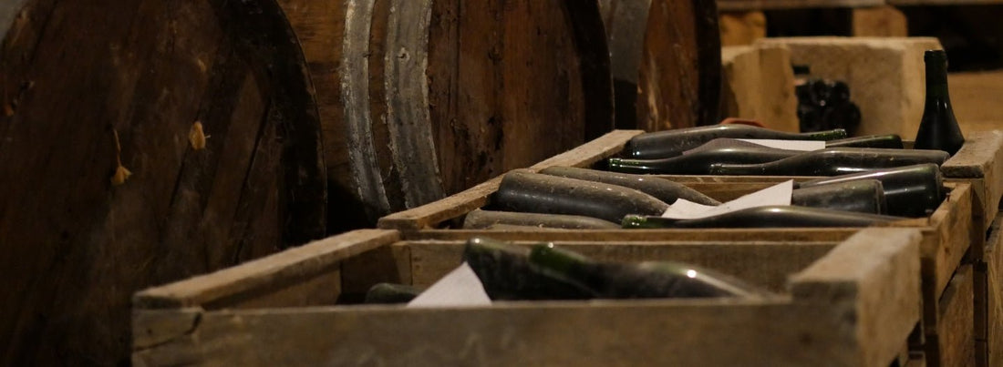 La cave troglodyte réapprovisionnée avec d'anciens millésimes à déguster ! 🍷