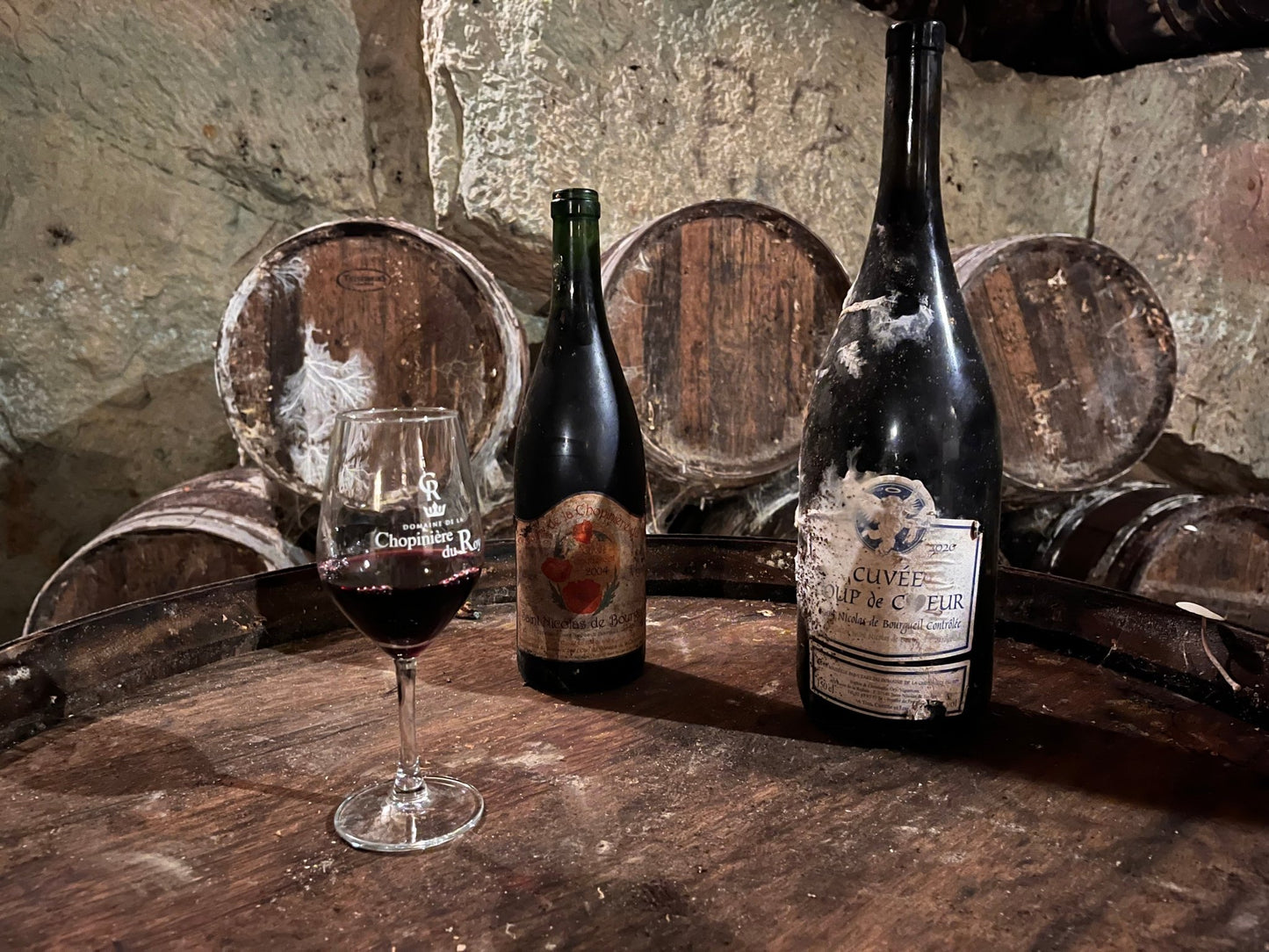 Dégustation dans une cave troglodyte à Saint-Nicolas de Bourgueil de vieux millésimes