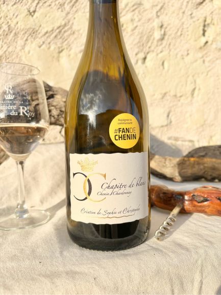 Chapitre de Blanc 2022 et verre rempli de vin blanc avec tire bouchon
